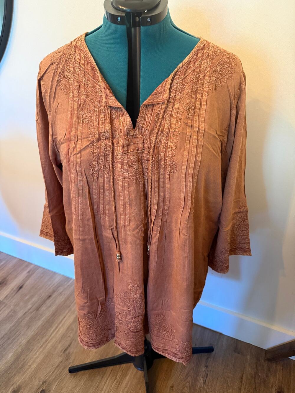 Solitaire Tunic Blouse Rust Colored Intricate Embroidery with V Neck Size 2X NWT